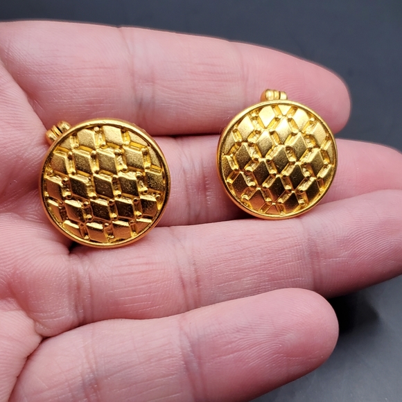 Vintage MMA Metropolitan Museum of Art Clip On EARRINGS Gold Tone Round Texture - Picture 4 of 5